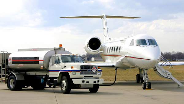 குறிப்பிட்ட சில வகை விமானங்களுக்கான எரிபொருளில் சாயம் கலக்கப்படுகிறதாம்... ஏன் தெரியுமா?