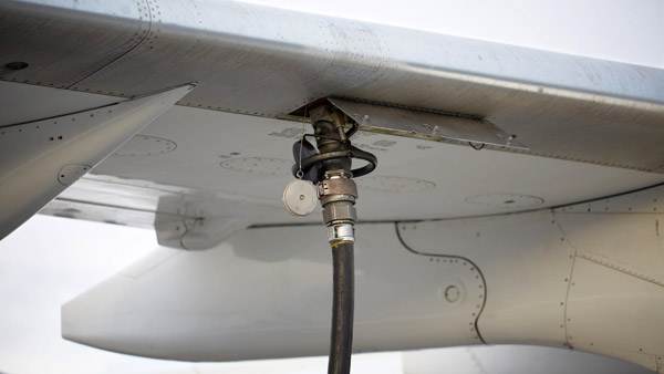 குறிப்பிட்ட சில வகை விமானங்களுக்கான எரிபொருளில் சாயம் கலக்கப்படுகிறதாம்... ஏன் தெரியுமா?