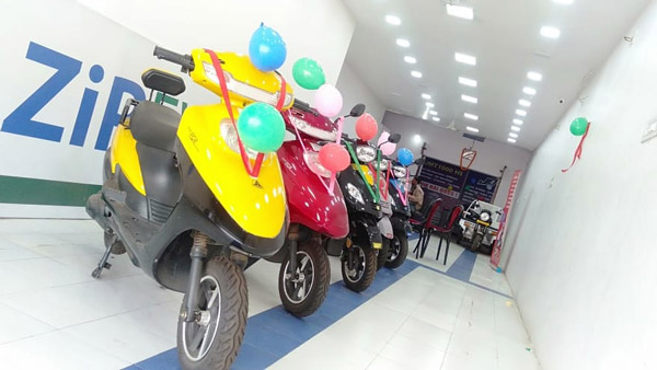 இரு ஜாம்பவான் நிறுவனங்களின் எலெக்ட்ரிக் டூ-வீலர்களுக்கான மானியம் திடீர் நிறுத்தம்... ஏன் இந்த நடவடிக்கை? முழு விபரம்!