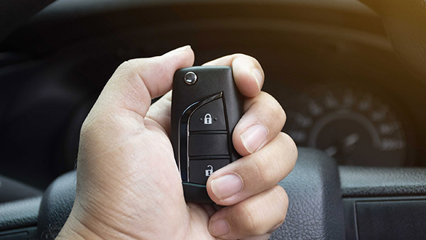 சாவிகூட தயாரிக்க முடியாத நிலைக்குப் போன டொயோட்டா . . . மீண்டும் கற்காலத்திற்கே போயிடுவாங்க போல . . .