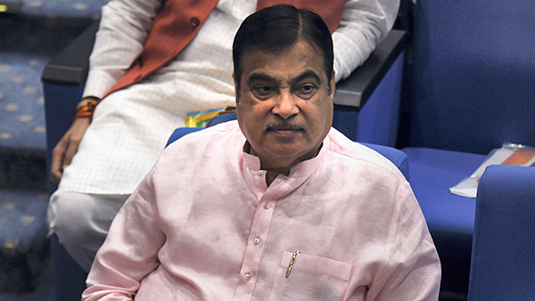 சுங்கச்சாவடியை அதிகரிக்க மத்திய அரசு நூதன திட்டம் . . . . மாநில அரசின் அடிமடியிலேயே கையை வைத்தது . . .