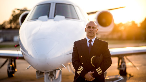 ரகசியமா வெச்சிருப்பாங்க... பைலட்களிடம் எப்பவும் ஒரு பாட்டில் இருக்கும்! இதுல இவ்ளோ பெரிய விஷயம் மறஞ்சிருக்கா!