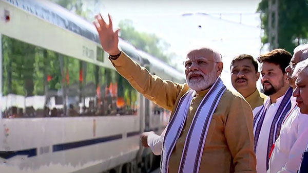 தமிழ்நாட்ல தயாரிச்சு தமிழ்நாட்டுக்கே இல்லேனா எப்படி... தமிழ் மண்ணில் சீறிப்பாய்கிறது வந்தே பாரத் எக்ஸ்பிரஸ்!