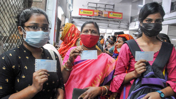 உங்களுக்காக கன்ஃபார்ம் செய்யப்பட்ட ரயில் டிக்கெட்டை வேறு ஒரு நபருக்கு மாற்ற முடியுமா? யார் யாருக்கு எல்லாம் மாற்றலாம்?