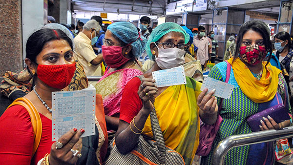 உங்களுக்காக கன்ஃபார்ம் செய்யப்பட்ட ரயில் டிக்கெட்டை வேறு ஒரு நபருக்கு மாற்ற முடியுமா? யார் யாருக்கு எல்லாம் மாற்றலாம்?