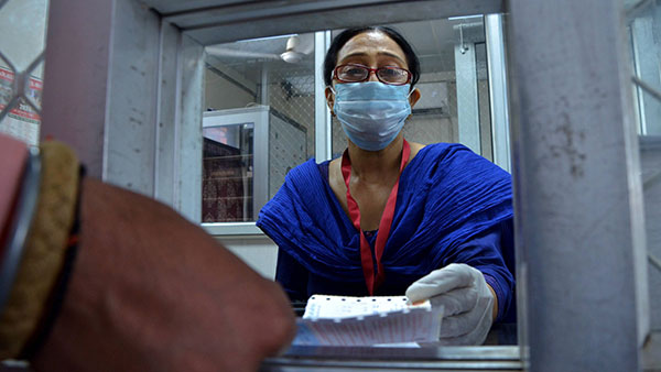 உங்களுக்காக கன்ஃபார்ம் செய்யப்பட்ட ரயில் டிக்கெட்டை வேறு ஒரு நபருக்கு மாற்ற முடியுமா? யார் யாருக்கு எல்லாம் மாற்றலாம்?