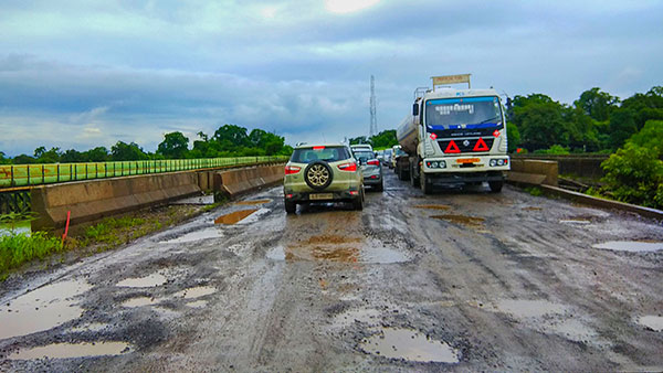 சாலை விபத்துக்களுக்கு மோசமான சாலைகளே காரணம் . . . மத்திய அரசு கண்டுபிடிப்பு . . . என்ன நடவடிக்கை எடுத்திருக்கிறார்கள் தெரியுமா . . .