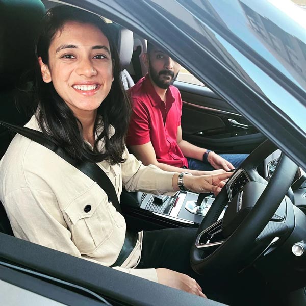 எவ்வளவு பெரிய கிரிக்கெட் வீராங்கனை... முதல் லக்சரி காரையே இப்போதான் வாங்குறாரா!! என்ன ஒரு எளிமையான வாழ்க்கை