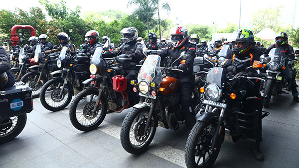 அசாத்தியமான பைக் பயணத்தை முடித்து காட்டிய நம்ம ஊர் தம்பதி!! இப்படியொரு பாராட்டத்தக்க விஷயத்திற்காகவா... அசாத்தியமான பைக் பயணத்தை முடித்து காட்டிய நம்ம ஊர் தம்பதி!! இப்படியொரு பாராட்டத்தக்க விஷயத்திற்காகவா...