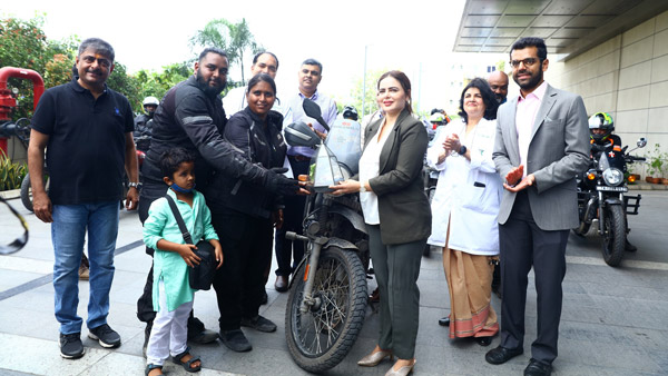 அசாத்தியமான பைக் பயணத்தை முடித்து காட்டிய நம்ம ஊர் தம்பதி!! இப்படியொரு பாராட்டத்தக்க விஷயத்திற்காகவா... அசாத்தியமான பைக் பயணத்தை முடித்து காட்டிய நம்ம ஊர் தம்பதி!! இப்படியொரு பாராட்டத்தக்க விஷயத்திற்காகவா...