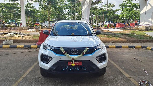 எல்லாரும் போட்டி போட்டுகிட்டு ஆர்டர் குடுக்கறாங்க... டாடா எலெக்ட்ரிக் காருக்கு இவ்ளோ பெரிய வரவேற்பா! எல்லாரும் போட்டி போட்டுகிட்டு ஆர்டர் குடுக்கறாங்க... டாடா எலெக்ட்ரிக் காருக்கு இவ்ளோ பெரிய வரவேற்பா!