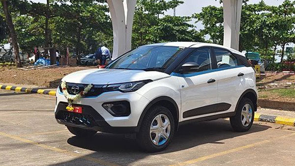 எல்லாரும் போட்டி போட்டுகிட்டு ஆர்டர் குடுக்கறாங்க... டாடா எலெக்ட்ரிக் காருக்கு இவ்ளோ பெரிய வரவேற்பா! எல்லாரும் போட்டி போட்டுகிட்டு ஆர்டர் குடுக்கறாங்க... டாடா எலெக்ட்ரிக் காருக்கு இவ்ளோ பெரிய வரவேற்பா!