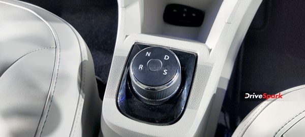 இந்தியாவையே திரும்பி பார்க்க வைத்த டாடா! விலை குறைவான எலெக்ட்ரிக் காருக்கு ஒரே நாளில் இவ்ளோ புக்கிங்கா! இந்தியாவையே திரும்பி பார்க்க வைத்த டாடா! விலை குறைவான எலெக்ட்ரிக் காருக்கு ஒரே நாளில் இவ்ளோ புக்கிங்கா!