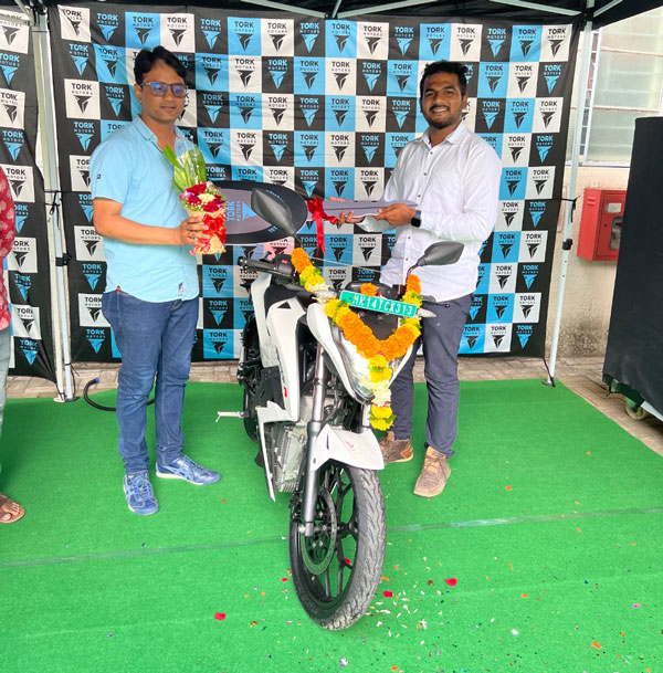 நாம் எதிர்பார்த்த எலக்ட்ரிக் பைக்கிற்கு டெலிவிரி துவங்கியாச்சு!! அப்புறம் என்ன... புக் பண்ண வேண்டியதுதான