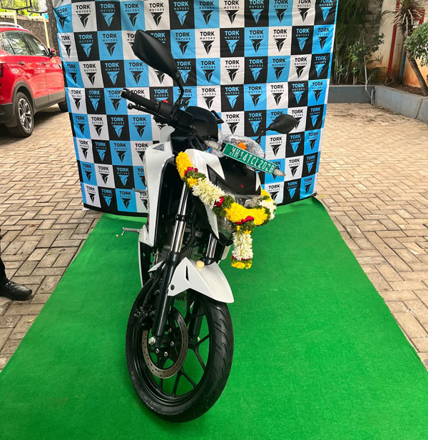 நாம் எதிர்பார்த்த எலக்ட்ரிக் பைக்கிற்கு டெலிவிரி துவங்கியாச்சு!! அப்புறம் என்ன... புக் பண்ண வேண்டியதுதான