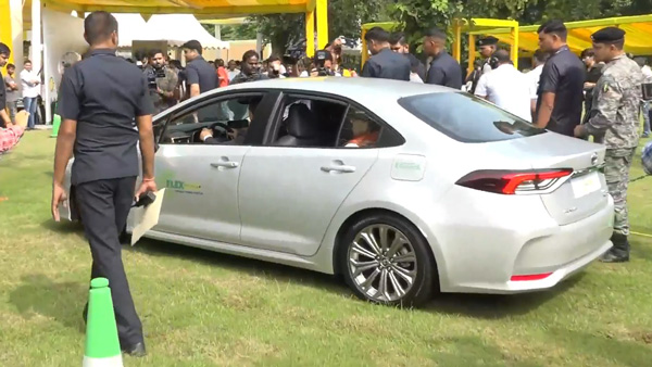 எத்தனால், பெட்ரோல், மின்சாரம் என மூன்றிலும் டொயோட்டா கார் அறிமுகம்.. இந்தியாவின் முதல் ஃப்ளெக்ஸ் ஃப்யூவல் கார்!