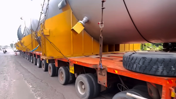 குஜராத்தில் இருந்து ராஜஸ்தான் வர ஒரு வருஷமா? இந்த ராட்சத லாரியில் என்ன இருக்குனு தெரியுமா . . .