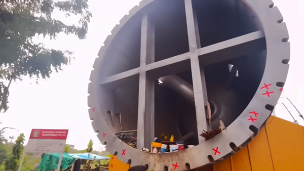 குஜராத்தில் இருந்து ராஜஸ்தான் வர ஒரு வருஷமா? இந்த ராட்சத லாரியில் என்ன இருக்குனு தெரியுமா . . .