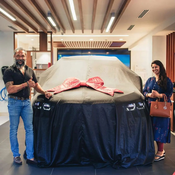 காரை டெலிவரி எடுக்கும்போது கூட மனுஷன் விறைப்பாதான் போயிருக்காரு... அவினாஷ் வாங்கியிருக்கும் இந்த காரோட விலை என்ன தெரியுமா?