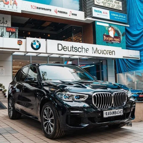 காரை டெலிவரி எடுக்கும்போது கூட மனுஷன் விறைப்பாதான் போயிருக்காரு... அவினாஷ் வாங்கியிருக்கும் இந்த காரோட விலை என்ன தெரியுமா?