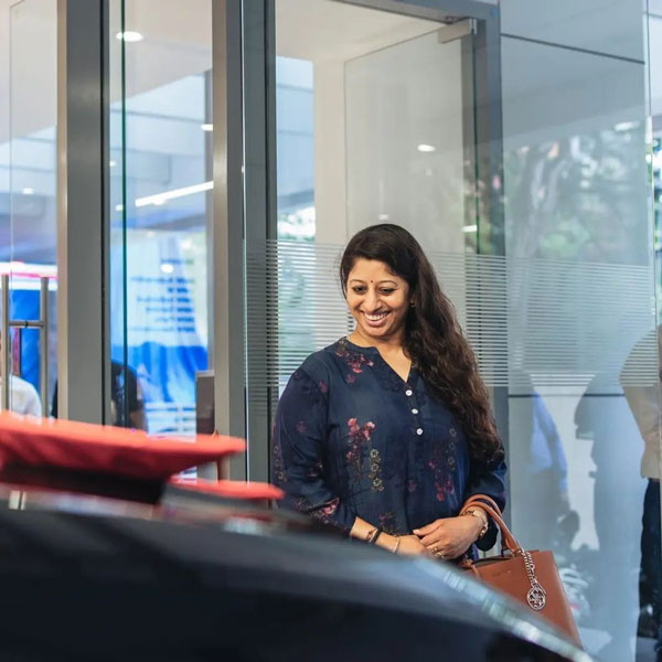 காரை டெலிவரி எடுக்கும்போது கூட மனுஷன் விறைப்பாதான் போயிருக்காரு... அவினாஷ் வாங்கியிருக்கும் இந்த காரோட விலை என்ன தெரியுமா?