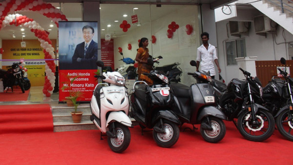 தமிழ்நாட்ல டிரைவிங் லைசென்ஸ் இல்லாம புது பைக் வாங்க முடியாதா?.. உண்மை நிலை என்ன? தமிழ்நாட்ல டிரைவிங் லைசென்ஸ் இல்லாம புது பைக் வாங்க முடியாதா?.. உண்மை நிலை என்ன?