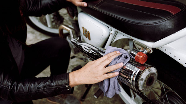 நமக்கு பிடிச்ச பைக்க நாம பாத்துக்கலனா எப்படி?.. இத மட்டும் செஞ்சு பாருங்க நம்ம வண்டி எப்பவுமே செம்ம ஸ்மூத்தா போகும்! நமக்கு பிடிச்ச பைக்க நாம பாத்துக்கலனா எப்படி?.. இத மட்டும் செஞ்சு பாருங்க நம்ம வண்டி எப்பவுமே செம்ம ஸ்மூத்தா போகும்!