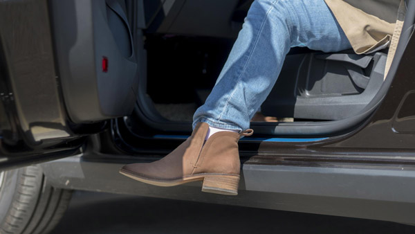 இந்த கதையை கேட்டா கார்ல போகும் போது இனி ஜீன்ஸ் பேன்ட் போட்டே போகமாட்டீங்க . . .