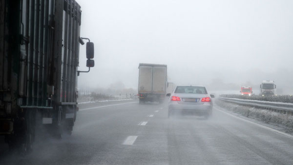 சில்லுனு மழை பெய்யுது... கார்ல இளையராஜா பாட்டு போட்டுகிட்டு இதை மட்டும் பண்ணீராதீங்க... என்னனு தெரியுமா?