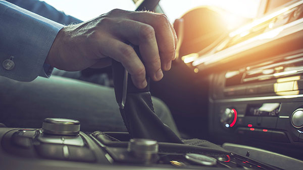 டிரைவிங் கற்று கொடுக்க போன இடத்தில் அடித்த ஜாக்பாட்... கியர் மாத்துற ஸ்டைலுக்காகவே டிரைவரை மணந்த இளம் பெண்!