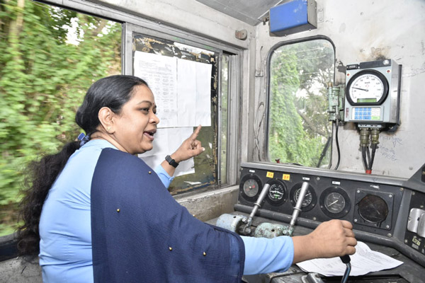ரயில்களில் பொருத்தப்படும் கருப்பு பெட்டி! இனி தப்பு செய்ய முடியாது... செஞ்சாலும் தப்பிக்க முடியாது!