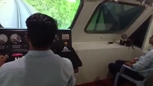 ரயில்களில் பொருத்தப்படும் கருப்பு பெட்டி! இனி தப்பு செய்ய முடியாது... செஞ்சாலும் தப்பிக்க முடியாது!