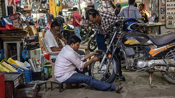 பைக்கை ஸ்டார்ட் செய்யும்போது கேஸ் வாசம் மட்டும் வருது ஆனா ஆன் ஆக மாட்டிக்குதா... இந்த பிரச்னைக்கு எப்படி தீர்வு காண்பது?