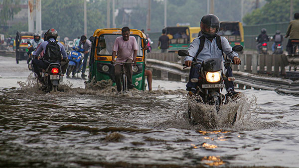 அட என்னங்க மழை இப்படி வெளுத்து வாங்குது... இந்த டைம்ல டூ-வீலர்ல எப்படிதான் போறதுனு யோசிக்கிறீங்களா... இதோ உங்களுக்கான டிப்ஸ்! அட என்னங்க மழை இப்படி வெளுத்து வாங்குது... இந்த டைம்ல டூ-வீலர்ல எப்படிதான் போறதுனு யோசிக்கிறீங்களா... இதோ உங்களுக்கான டிப்ஸ்!