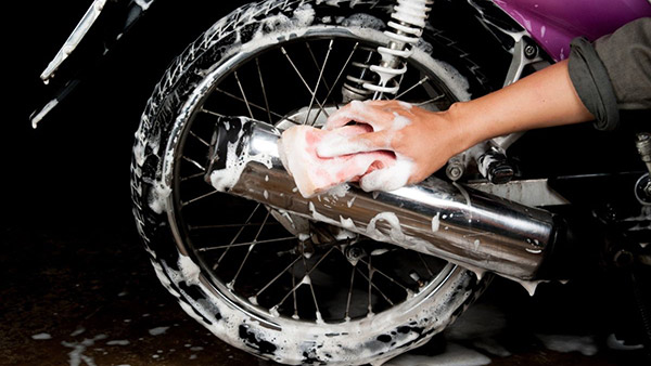 மழையில போயிட்டு வந்ததுக்கு அப்புறம் பைக்கை கழுவி விடலாமா? இதனால் என்ன மாதிரியான பலன் கிடைக்கும்?..