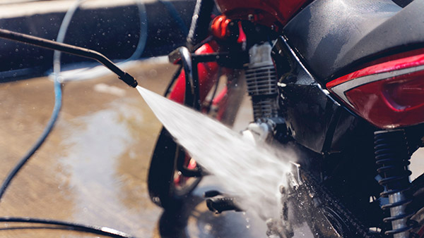 மழையில போயிட்டு வந்ததுக்கு அப்புறம் பைக்கை கழுவி விடலாமா? இதனால் என்ன மாதிரியான பலன் கிடைக்கும்?..