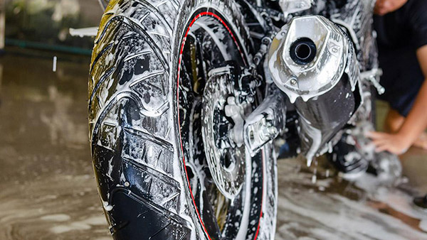 பைக்க இப்படி கண்டமேனிக்கு கழுவாதீங்க! நம்மில் பலபேரு இந்த தவற செய்யுறாங்க... பைக்கை கழுவும்போது கவனிக்க வேண்டியவை!