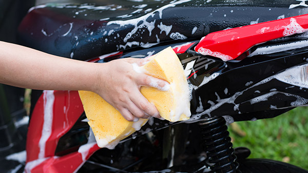 பைக்க இப்படி கண்டமேனிக்கு கழுவாதீங்க! நம்மில் பலபேரு இந்த தவற செய்யுறாங்க... பைக்கை கழுவும்போது கவனிக்க வேண்டியவை!