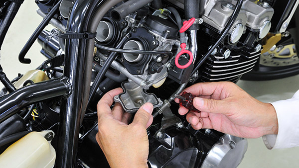 பைக்கை ஸ்டார்ட் செய்யும்போது கேஸ் வாசம் மட்டும் வருது ஆனா ஆன் ஆக மாட்டிக்குதா... இந்த பிரச்னைக்கு எப்படி தீர்வு காண்பது?