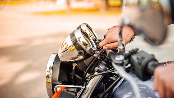 பைக்கை ஸ்டார்ட் செய்யும்போது கேஸ் வாசம் மட்டும் வருது ஆனா ஆன் ஆக மாட்டிக்குதா... இந்த பிரச்னைக்கு எப்படி தீர்வு காண்பது?