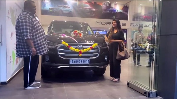 என்ன சின்ன திரை நடிகை மகாலட்சுமி பயன்படுத்தும் கார் டிரைவரே இல்லாம இந்த செயல்களை எல்லாம் செய்யுமா? இப்படி ஒரு காரைதாங்க வாங்கணும்!