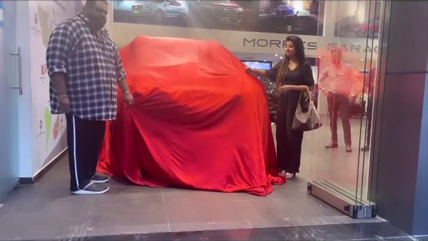 என்ன சின்ன திரை நடிகை மகாலட்சுமி பயன்படுத்தும் கார் டிரைவரே இல்லாம இந்த செயல்களை எல்லாம் செய்யுமா? இப்படி ஒரு காரைதாங்க வாங்கணும்!