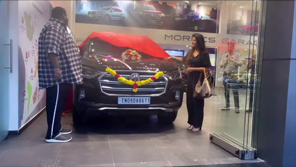 என்ன சின்ன திரை நடிகை மகாலட்சுமி பயன்படுத்தும் கார் டிரைவரே இல்லாம இந்த செயல்களை எல்லாம் செய்யுமா? இப்படி ஒரு காரைதாங்க வாங்கணும்!