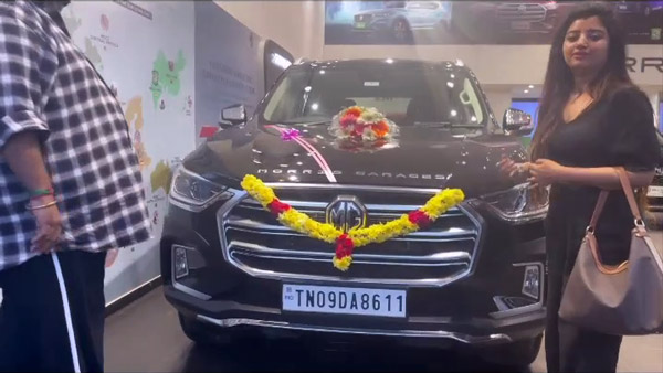 என்ன சின்ன திரை நடிகை மகாலட்சுமி பயன்படுத்தும் கார் டிரைவரே இல்லாம இந்த செயல்களை எல்லாம் செய்யுமா? இப்படி ஒரு காரைதாங்க வாங்கணும்!