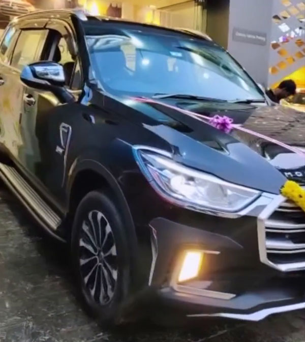 என்ன சின்ன திரை நடிகை மகாலட்சுமி பயன்படுத்தும் கார் டிரைவரே இல்லாம இந்த செயல்களை எல்லாம் செய்யுமா? இப்படி ஒரு காரைதாங்க வாங்கணும்!