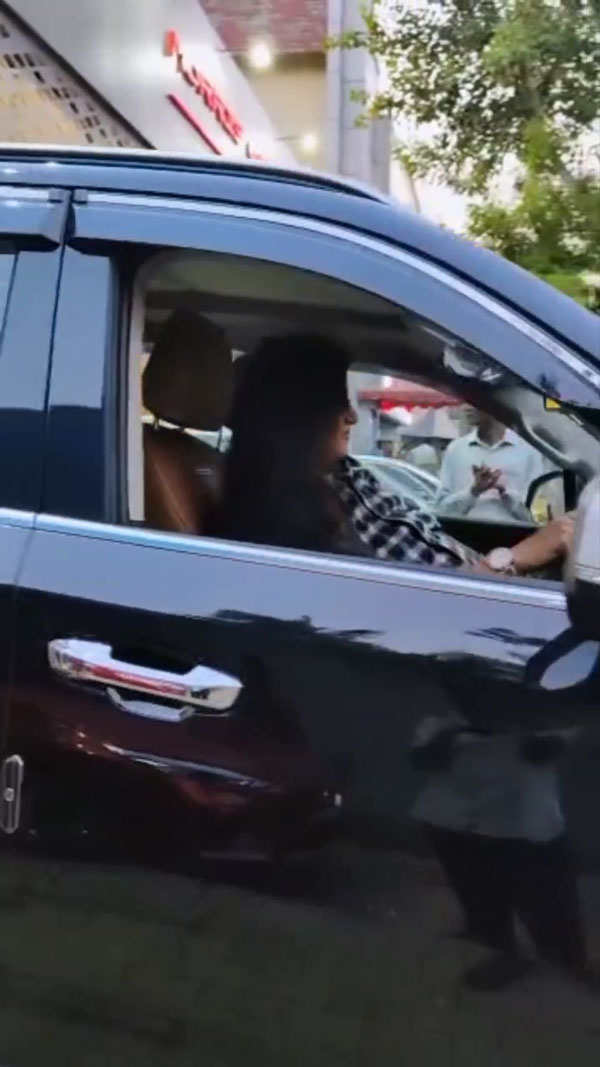 என்ன சின்ன திரை நடிகை மகாலட்சுமி பயன்படுத்தும் கார் டிரைவரே இல்லாம இந்த செயல்களை எல்லாம் செய்யுமா? இப்படி ஒரு காரைதாங்க வாங்கணும்!