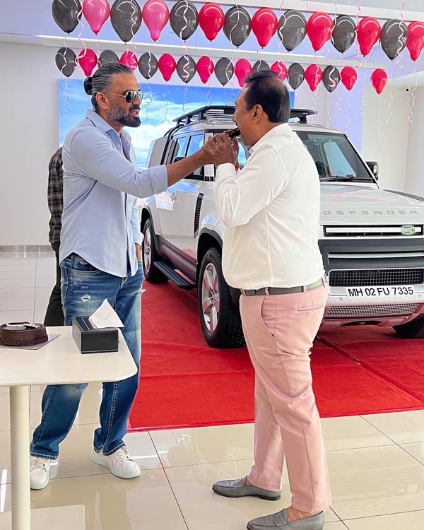 நம்ம முதல்வருக்கே போட்டியா! சூப்பரான சொகுசு காரை வாங்கிய தர்பார் பட வில்லன்... விலையை கேட்டீங்க மயக்கமே வந்திடும்!