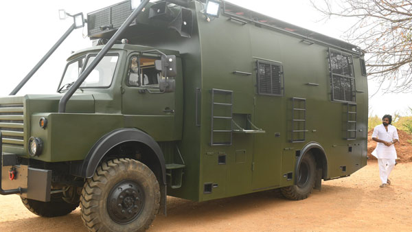 அரசியல் சுற்று பயணத்திற்கு பக்காவான வாகனத்துடன் பிரபல நடிகர்