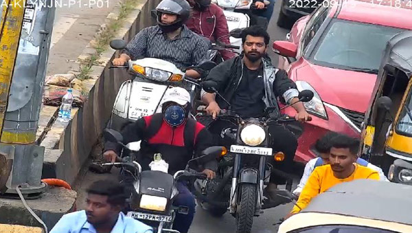 போலீஸ் உங்கள் நண்பன் என்பதை தப்பா புரிஞ்சிக்கிட்டார் போல!!