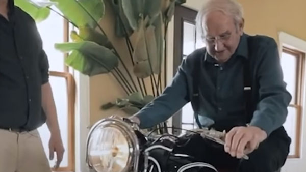 90 வயது தந்தைக்கு செம்ம ஷாக் பரிசு கொடுத்த மகன்!!